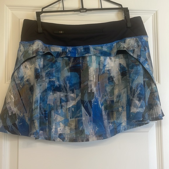 Excellent used condition. Lululemon size 6 skort - Picture 3 of 7